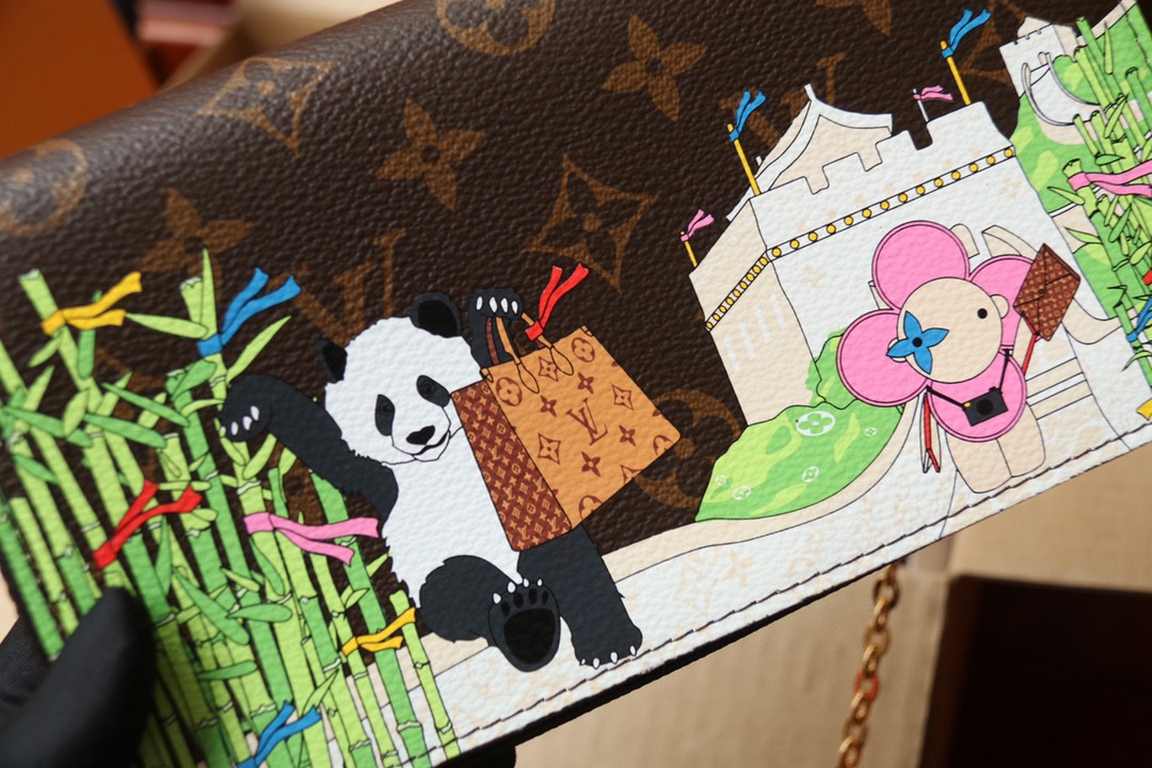 M80859 three-piece setThis Félicie Pochette bag in Monogram canvas features a chic print depicting the brand's mascot, Vivienne, and a California bear traveling in a convertible down Hollywood Boulevard, past LV restaura