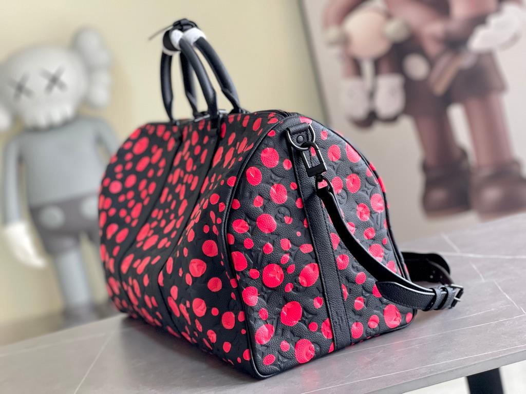 M21674 Japanese artist Yayoi Kusama's childhood foray into the world of polka dots as an expression of her boundless imagination has become a consistent theme in her work. From the Louis Vuitton x Yayoi Kusama collaborat