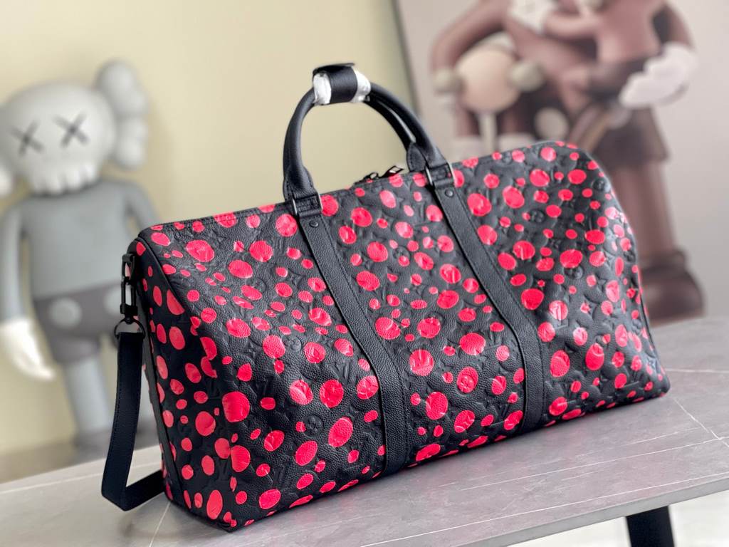 M21674 Japanese artist Yayoi Kusama's childhood foray into the world of polka dots as an expression of her boundless imagination has become a consistent theme in her work. From the Louis Vuitton x Yayoi Kusama collaborat