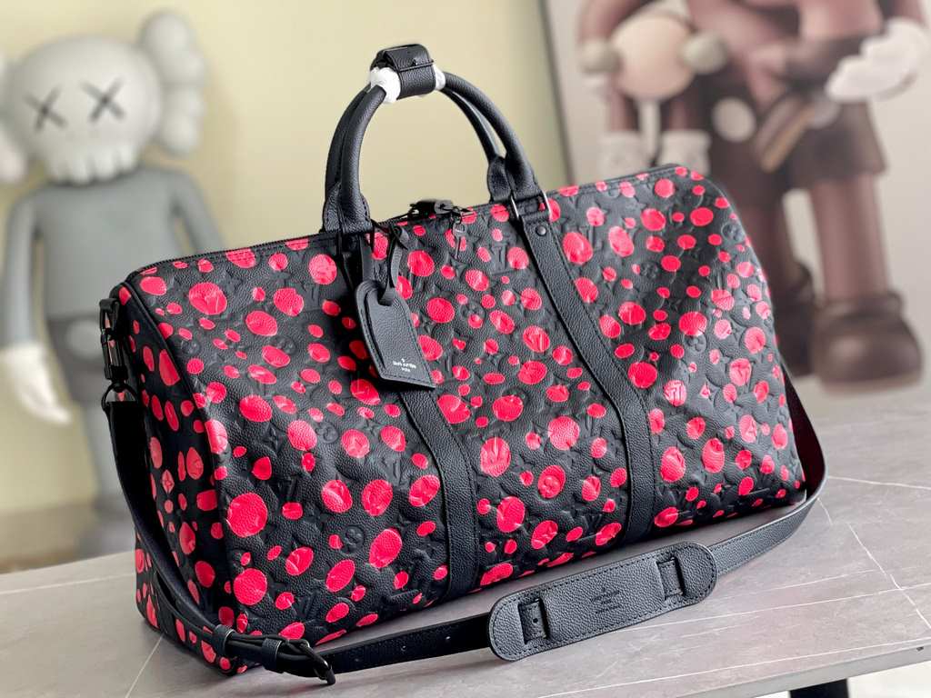 M21674 Japanese artist Yayoi Kusama's childhood foray into the world of polka dots as an expression of her boundless imagination has become a consistent theme in her work. From the Louis Vuitton x Yayoi Kusama collaborat