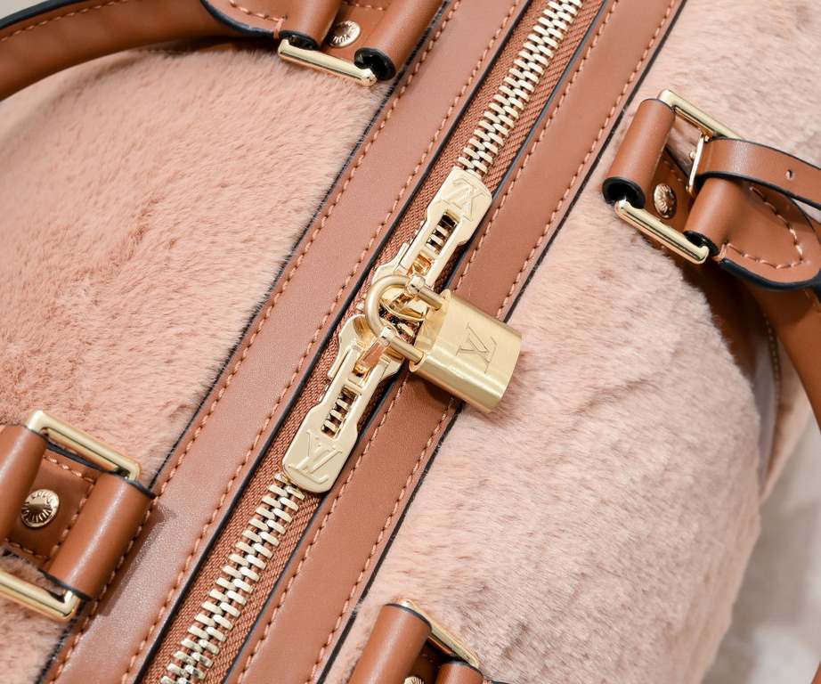 EXCLUSIVE ACTUAL - UPGRADED  M23108 The Puffy Shearling Keepall Bandoulière 50 Travel Bag is inspired by the soft touch of a teddy bear, injecting childlike fun into a functional piece. The wool-leather body features cow