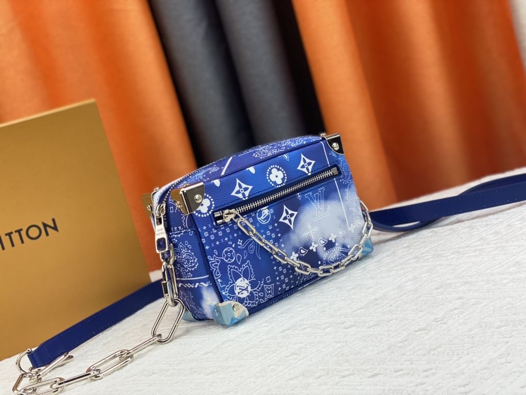 Upgraded Original Exclusive Authentic M60394 M80033 M20557 M44480 with new Louis Vuitton! signature printed on its vintage Monogram canvas and chunky chain, the mini soft trunk bag is part of Virgil Abra's everyday LV ca