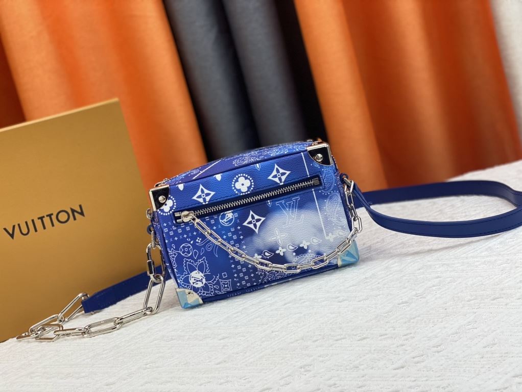 Upgraded Original Exclusive Authentic M60394 M80033 M20557 M44480 with new Louis Vuitton! signature printed on its vintage Monogram canvas and chunky chain, the mini soft trunk bag is part of Virgil Abra's everyday LV ca