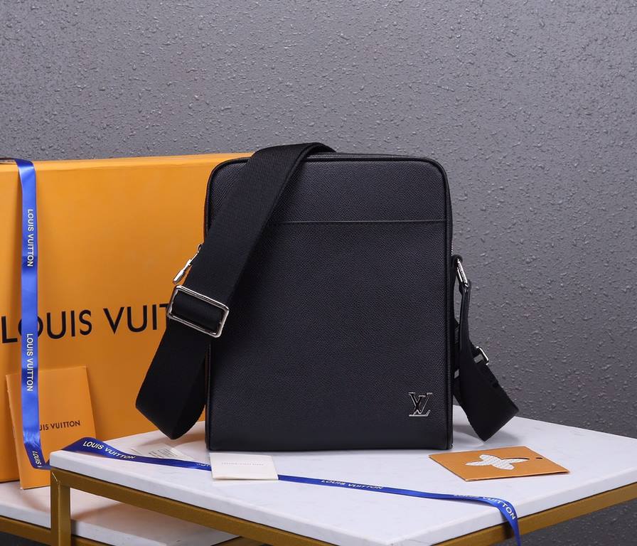 【Original Quality M30265】ALEX Small Messenger Bag The Alex Small Messenger Bag is made from Louis Vuitton's classic Taga leather and can be used for both formal and casual occasions. The flawless design is functional the