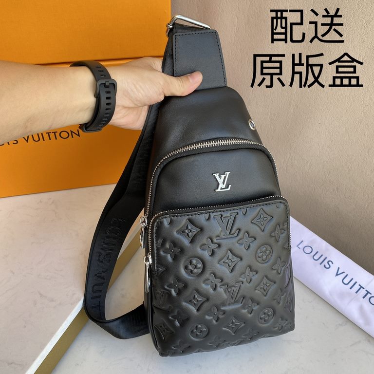 The latest style ＜LV＞ men's   chest bag   hot shipping   (physical photos   without adding any effect) original imported first layer cowhide   leather feel soft and comfortable   thoughtful design headphone cable drillin