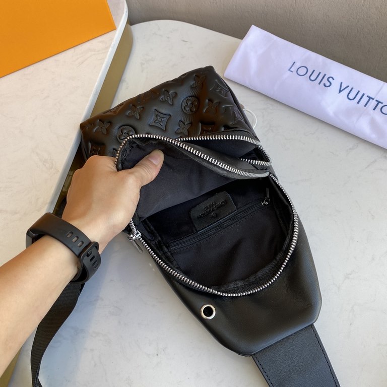 The latest style ＜LV＞ men's   chest bag   hot shipping   (physical photos   without adding any effect) original imported first layer cowhide   leather feel soft and comfortable   thoughtful design headphone cable drillin