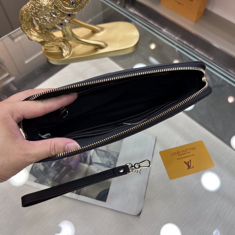 New  LOUIS VUITTON (Louis Vuitton)   the latest clutch bag Not only the bag type to do well, and the quality is also very fine, the use of imported cowhide embossed production, hardware supporting with a combination of l