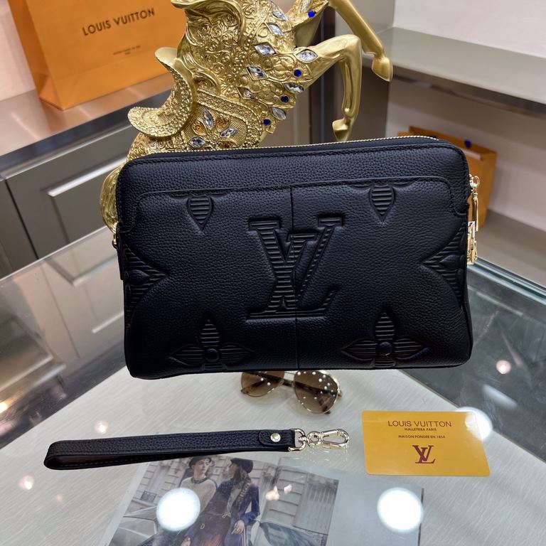 New  LOUIS VUITTON (Louis Vuitton)   the latest clutch bag Not only the bag type to do well, and the quality is also very fine, the use of imported cowhide embossed production, hardware supporting with a combination of l