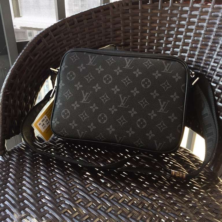 Counter genuine available [top original quality LV men's crossbody bagSize 27-19-7cmThe original factory production, must be fine   heavy gold playing version of the replica   original first layer calfskin replica   leat