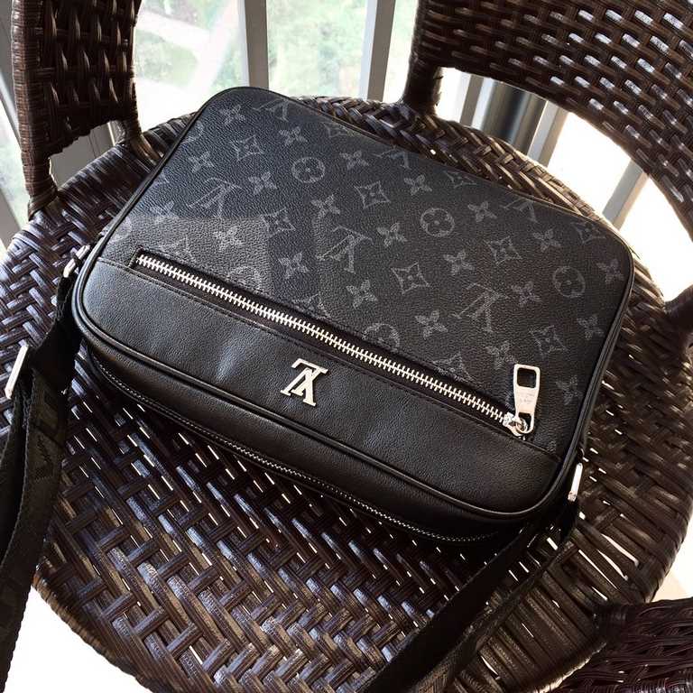 Counter genuine available [top original quality LV men's crossbody bagSize 27-19-7cmThe original factory production, must be fine   heavy gold playing version of the replica   original first layer calfskin replica   leat