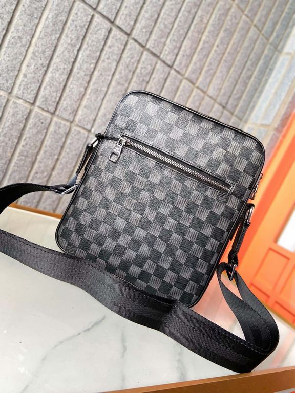 A90-1 LouisVuitton Latest Men's Cowhide Leather with PVC Fabric Crossbody Bag Ships     Original Men's Crossbody Bag  Hardware Exquisite plating  Unique design concepts     Fabrics are imported. First layer nappa  leathe