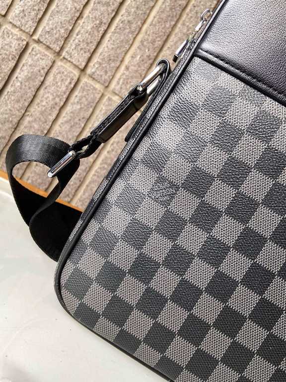 A90-1 LouisVuitton Latest Men's Cowhide Leather with PVC Fabric Crossbody Bag Ships     Original Men's Crossbody Bag  Hardware Exquisite plating  Unique design concepts     Fabrics are imported. First layer nappa  leathe