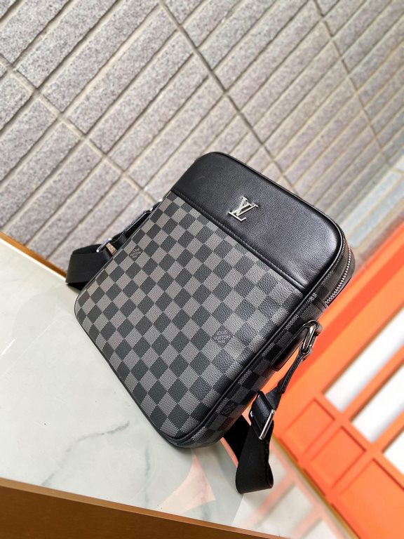 A90-1 LouisVuitton Latest Men's Cowhide Leather with PVC Fabric Crossbody Bag Ships     Original Men's Crossbody Bag  Hardware Exquisite plating  Unique design concepts     Fabrics are imported. First layer nappa  leathe