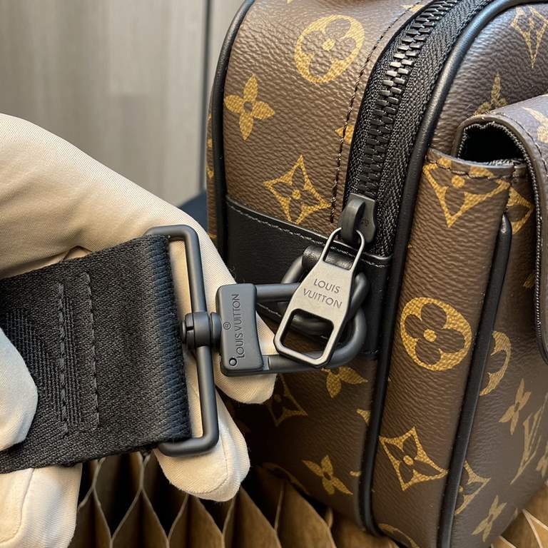 Top quality original [Exclusive photo Model No. M45806 】S Lock messenger bag is made of Monogram Macassar canvas, the new lock is inspired by Georges Vuitton's design of the hard case lock in 1886. A special finishing pr