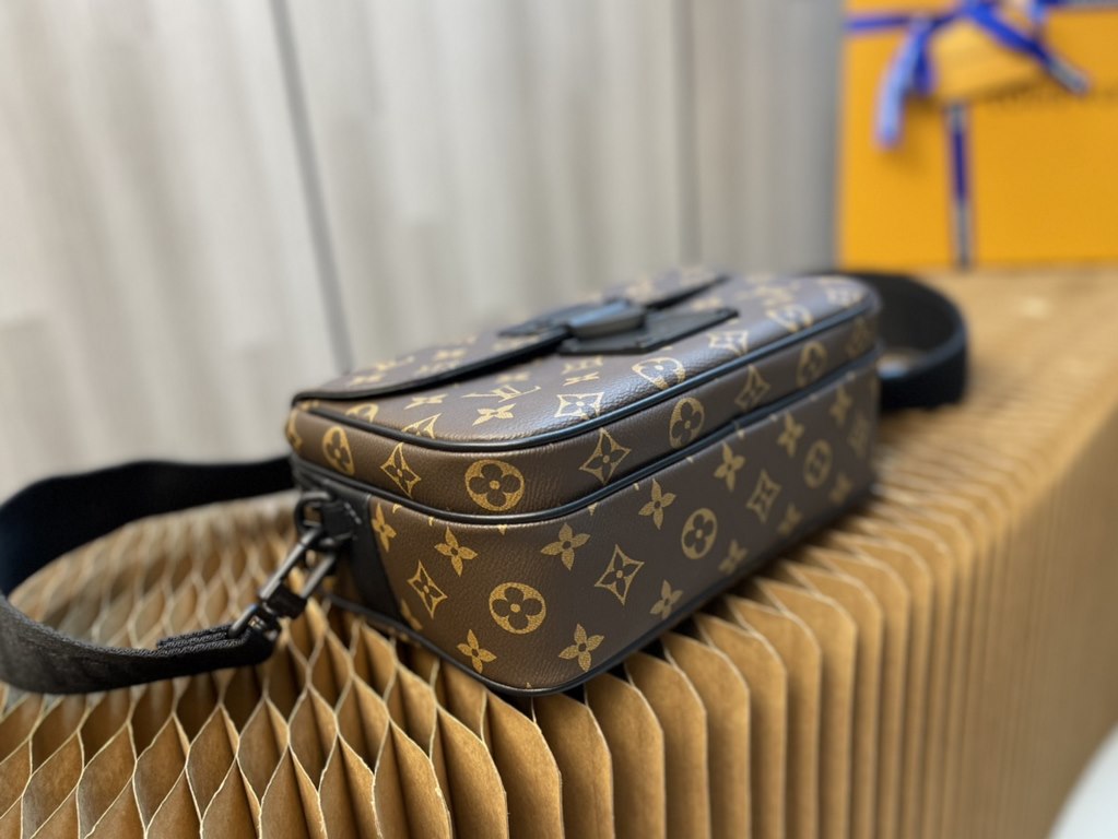 Top quality original [Exclusive photo Model No. M45806 】S Lock messenger bag is made of Monogram Macassar canvas, the new lock is inspired by Georges Vuitton's design of the hard case lock in 1886. A special finishing pr