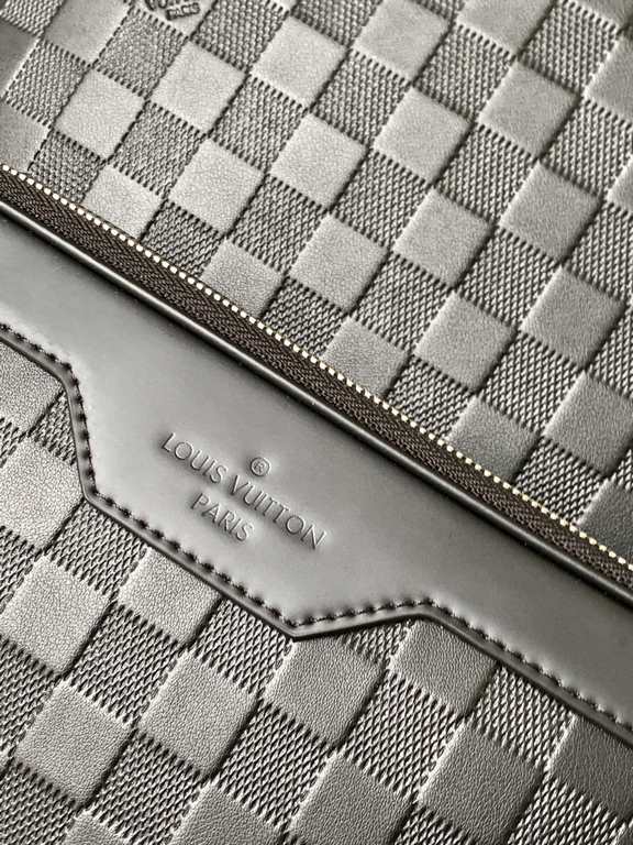 N40094 CAMPUS SHOULDER BAGThe Damier Infini cowhide of this Campus shoulder bag has a silvery sheen, while the brand's classic Damier checkerboard is reinterpreted in an embossed texture. With a silver-tone zipper that d