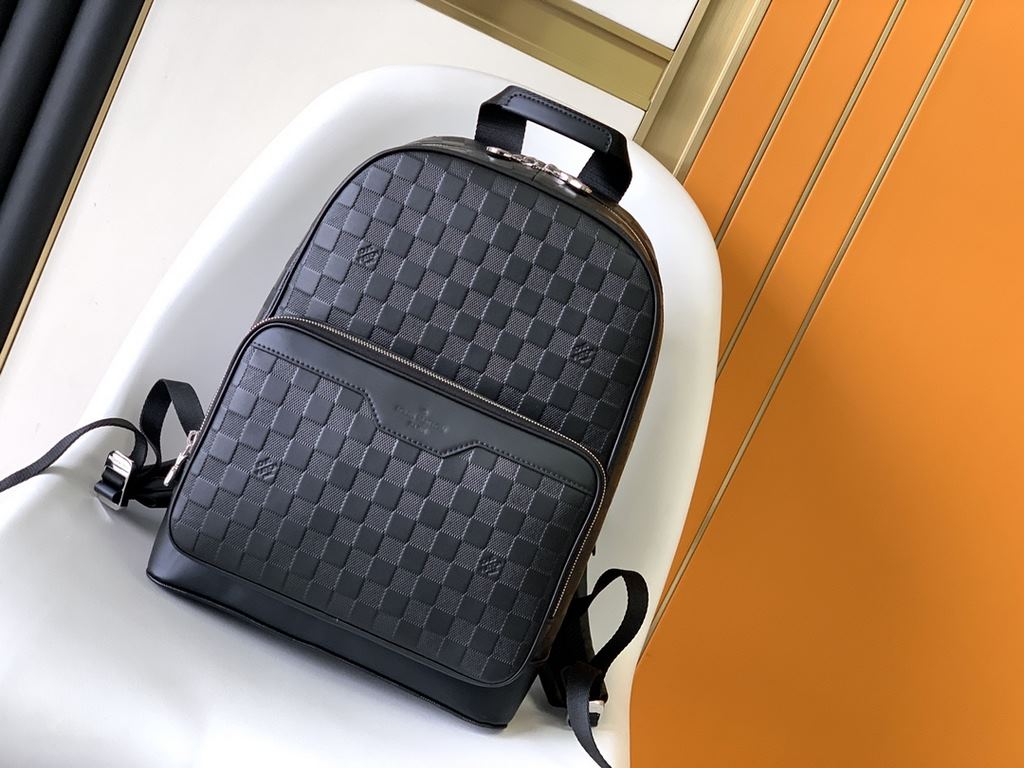 N40094 CAMPUS SHOULDER BAGThe Damier Infini cowhide of this Campus shoulder bag has a silvery sheen, while the brand's classic Damier checkerboard is reinterpreted in an embossed texture. With a silver-tone zipper that d