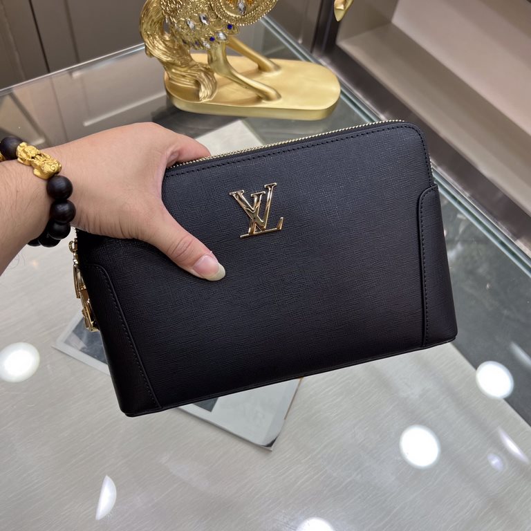 New  LOUIS VUITTON (Louis Vuitton)   the latest clutch bag Not only the bag type is well done, but also the quality is very fine, imported cross grain cowhide leather production, double pull with double combination lock,