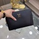 New  LOUIS VUITTON (Louis Vuitton)   the latest clutch bag Not only the bag type is well done, but also the quality is very fine, imported cross grain cowhide leather production, double pull with double combination lock,