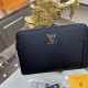 New  LOUIS VUITTON (Louis Vuitton)   the latest clutch bag Not only the bag type is well done, but also the quality is very fine, imported cross grain cowhide leather production, double pull with double combination lock,