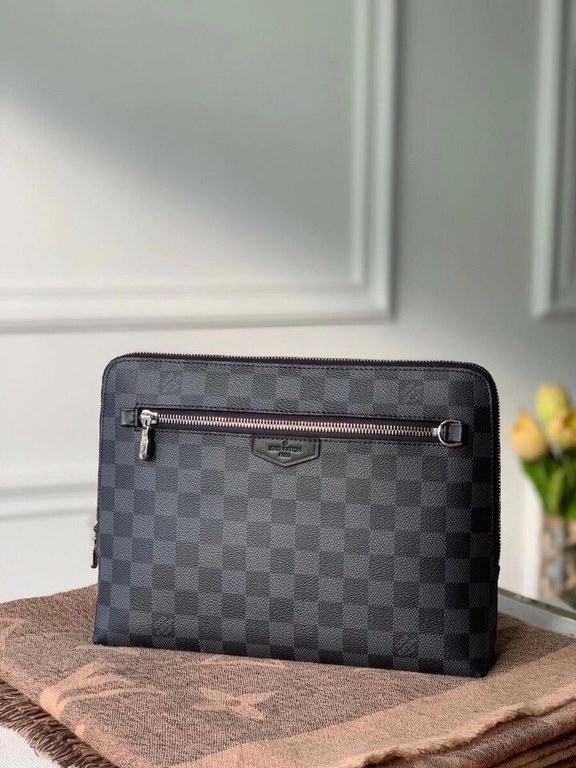 LV Louis Vuitton is the first to use the pouch in the world's most prestigious luxury brand, and it's the first to use the pouch in the world's most prestigious brand.The new pouch clutch is made of damier graphite canva