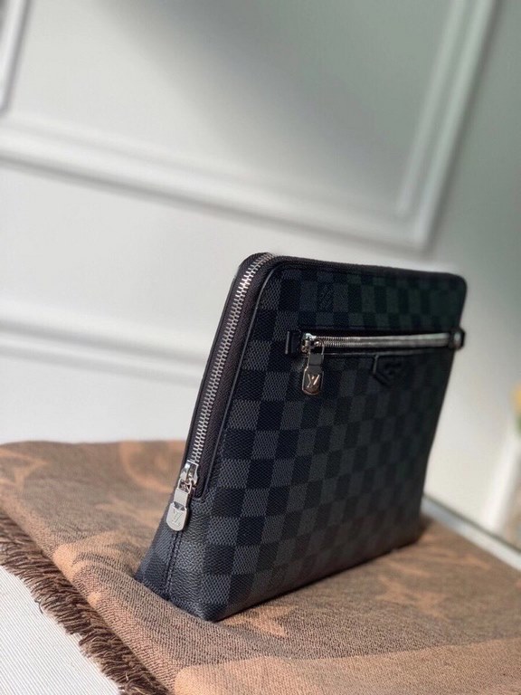 LV Louis Vuitton is the first to use the pouch in the world's most prestigious luxury brand, and it's the first to use the pouch in the world's most prestigious brand.The new pouch clutch is made of damier graphite canva