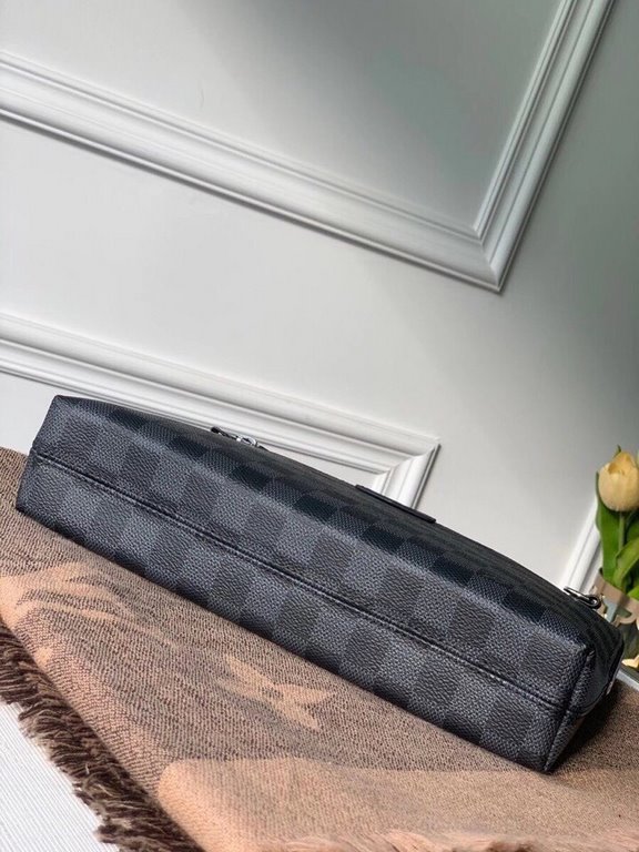 LV Louis Vuitton is the first to use the pouch in the world's most prestigious luxury brand, and it's the first to use the pouch in the world's most prestigious brand.The new pouch clutch is made of damier graphite canva