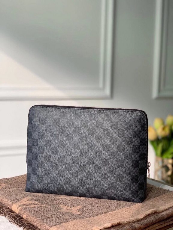 LV Louis Vuitton is the first to use the pouch in the world's most prestigious luxury brand, and it's the first to use the pouch in the world's most prestigious brand.The new pouch clutch is made of damier graphite canva