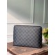 LV Louis Vuitton is the first to use the pouch in the world's most prestigious luxury brand, and it's the first to use the pouch in the world's most prestigious brand.The new pouch clutch is made of damier graphite canva