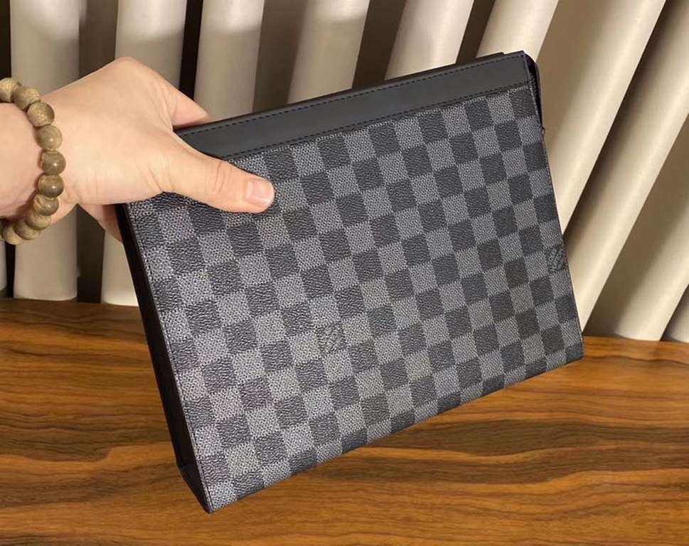 Original clutch  M61690 black check  Using elegant DaMeier Ebene classic black check material  The quality of the interior with a unique formulation of foam fabric wear-resistant and can be soiled and washed    Original 