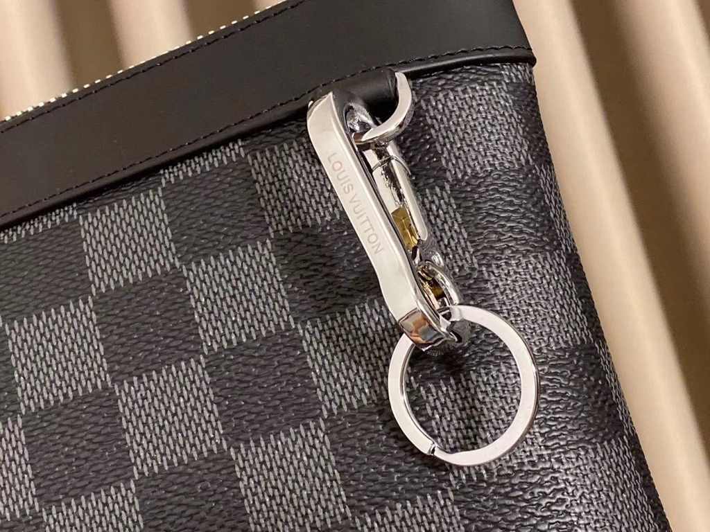 LV Louis Vuitton multifunctional handbag shipping   unisex models   summer staple models   imported special materials PVC plating with leather refined from   real shot not to repair the picture   every detail can be seen