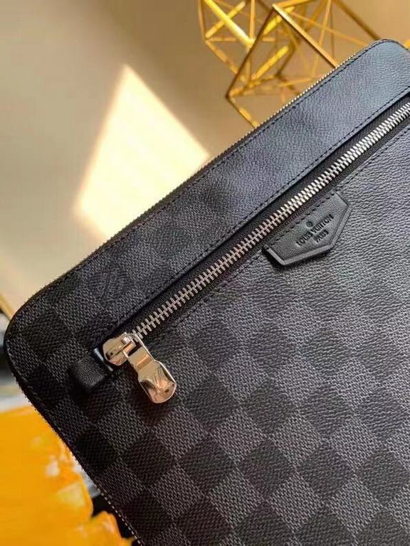 LV Louis Vuitton is the first to use the pouch in the world's most prestigious luxury brand, and it's the first to use the pouch in the world's most prestigious brand.The new pouch clutch is made of damier graphite canva