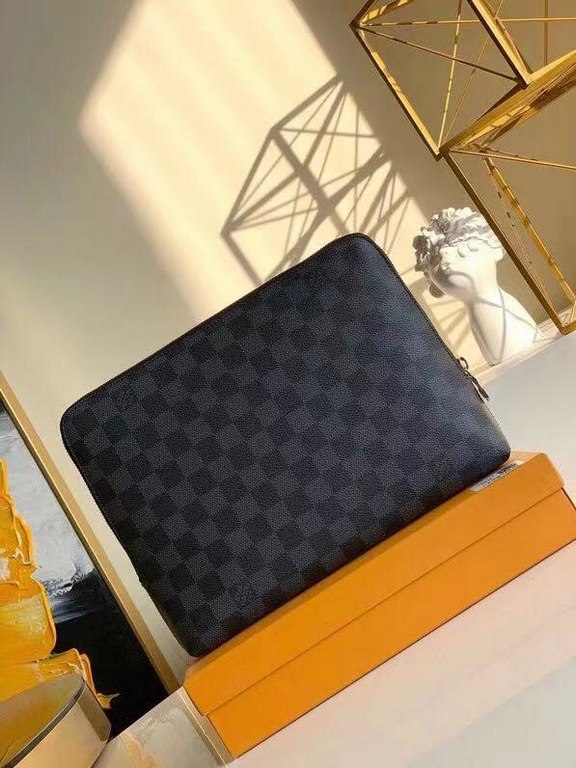 LV Louis Vuitton is the first to use the pouch in the world's most prestigious luxury brand, and it's the first to use the pouch in the world's most prestigious brand.The new pouch clutch is made of damier graphite canva