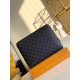 LV Louis Vuitton is the first to use the pouch in the world's most prestigious luxury brand, and it's the first to use the pouch in the world's most prestigious brand.The new pouch clutch is made of damier graphite canva