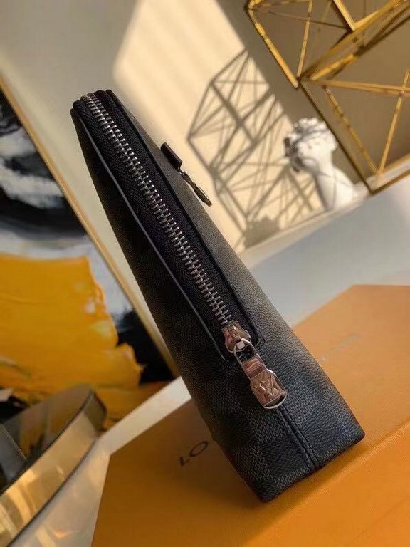 LV Louis Vuitton is the first to use the pouch in the world's most prestigious luxury brand, and it's the first to use the pouch in the world's most prestigious brand.The new pouch clutch is made of damier graphite canva