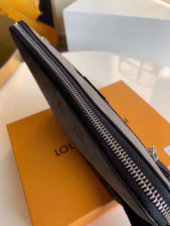 LV Louis Vuitton is the first to use the pouch in the world's most prestigious luxury brand, and it's the first to use the pouch in the world's most prestigious brand.The new pouch clutch is made of damier graphite canva