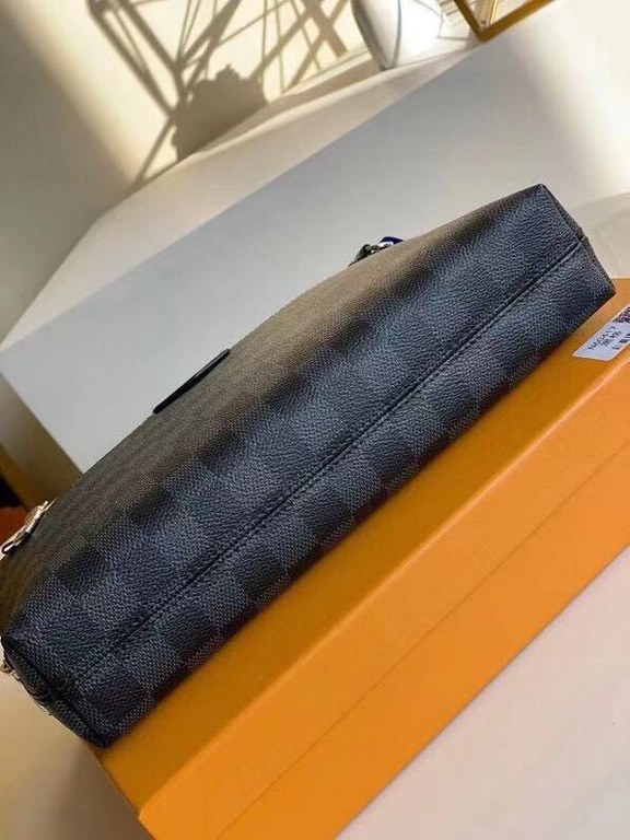 LV Louis Vuitton is the first to use the pouch in the world's most prestigious luxury brand, and it's the first to use the pouch in the world's most prestigious brand.The new pouch clutch is made of damier graphite canva