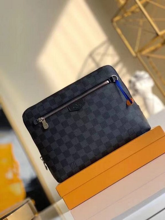 LV Louis Vuitton is the first to use the pouch in the world's most prestigious luxury brand, and it's the first to use the pouch in the world's most prestigious brand.The new pouch clutch is made of damier graphite canva