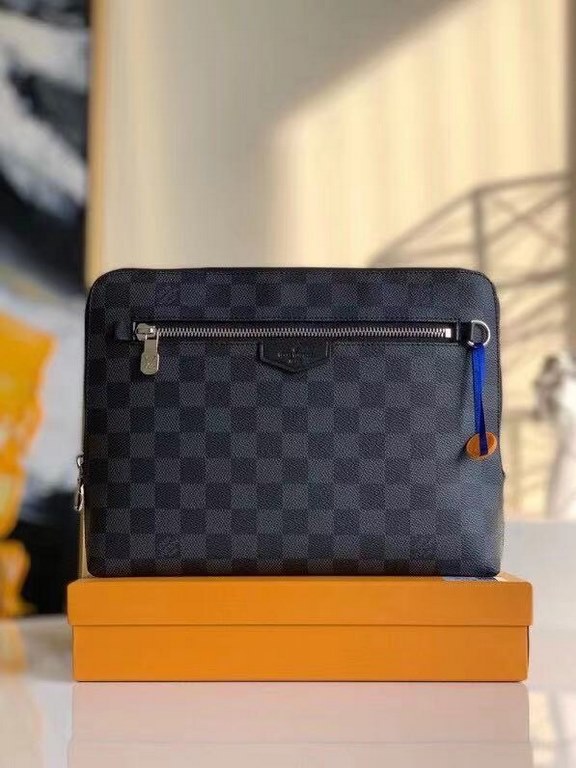 LV Louis Vuitton is the first to use the pouch in the world's most prestigious luxury brand, and it's the first to use the pouch in the world's most prestigious brand.The new pouch clutch is made of damier graphite canva