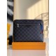 LV Louis Vuitton is the first to use the pouch in the world's most prestigious luxury brand, and it's the first to use the pouch in the world's most prestigious brand.The new pouch clutch is made of damier graphite canva