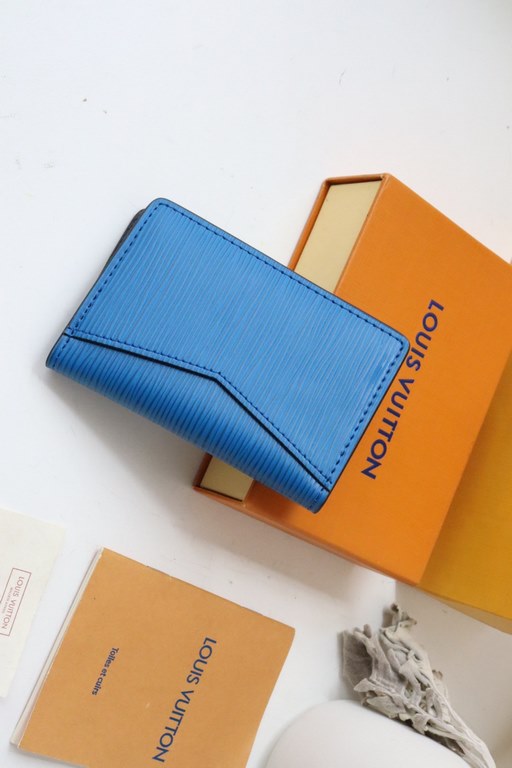 M80767Pocket walletCrafted in Epi leather, this pocket wallet is lined with smooth leather and Monogram Eclipse canvas with a Monorgam print, giving it a surprisingly classic look. This compact wallet features three cred