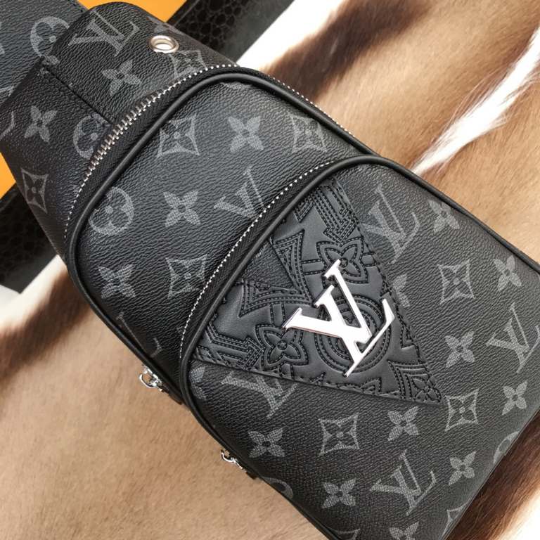 So many people looking at the bag!  LV is not good to sell turn the picture know. Latest 2020 Launched Men's Chest Bag, Selected Leather - High-grade Imported Cowhide Leather, Imported Lining Design  Uniform alignment [B