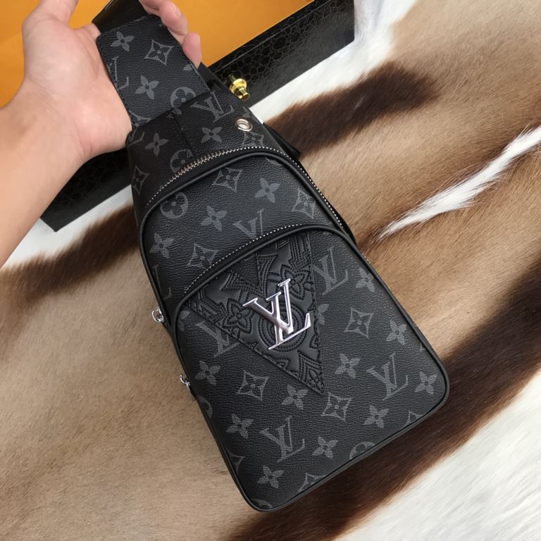 So many people looking at the bag!  LV is not good to sell turn the picture know. Latest 2020 Launched Men's Chest Bag, Selected Leather - High-grade Imported Cowhide Leather, Imported Lining Design  Uniform alignment [B