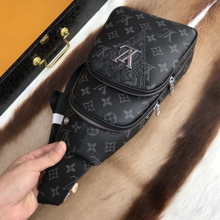 So many people looking at the bag!  LV is not good to sell turn the picture know. Latest 2020 Launched Men's Chest Bag, Selected Leather - High-grade Imported Cowhide Leather, Imported Lining Design  Uniform alignment [B