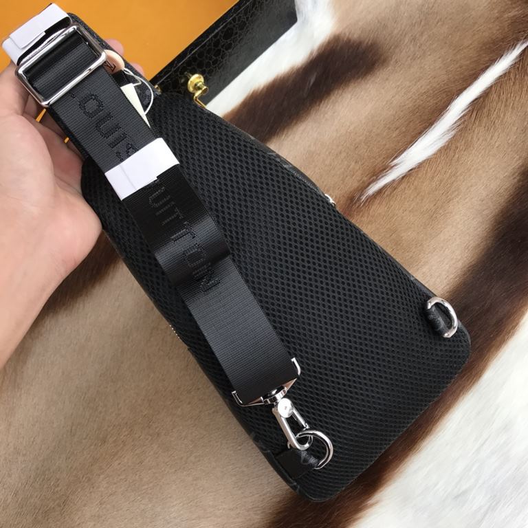 So many people looking at the bag!  LV is not good to sell turn the picture know. Latest 2020 Launched Men's Chest Bag, Selected Leather - High-grade Imported Cowhide Leather, Imported Lining Design  Uniform alignment [B