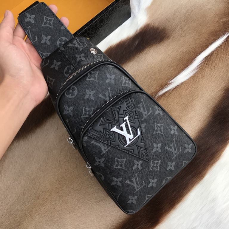 So many people looking at the bag!  LV is not good to sell turn the picture know. Latest 2020 Launched Men's Chest Bag, Selected Leather - High-grade Imported Cowhide Leather, Imported Lining Design  Uniform alignment [B