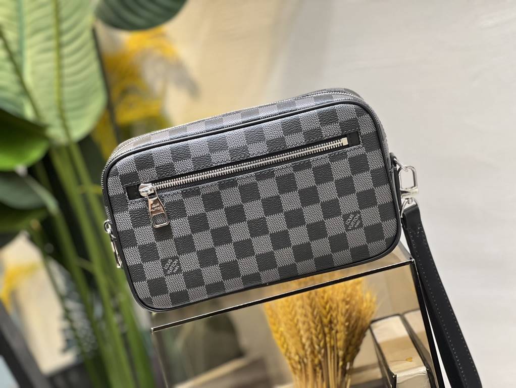 M41664 Black Check Black Flower 41663 Coffee 42838 Flower 51726 Water Wave 41663 Creme 30441 Cross 30443 Silver Wheat The Pochette Kasai clutch is shaped in a compact form in finely textured Taga leather, with the letter