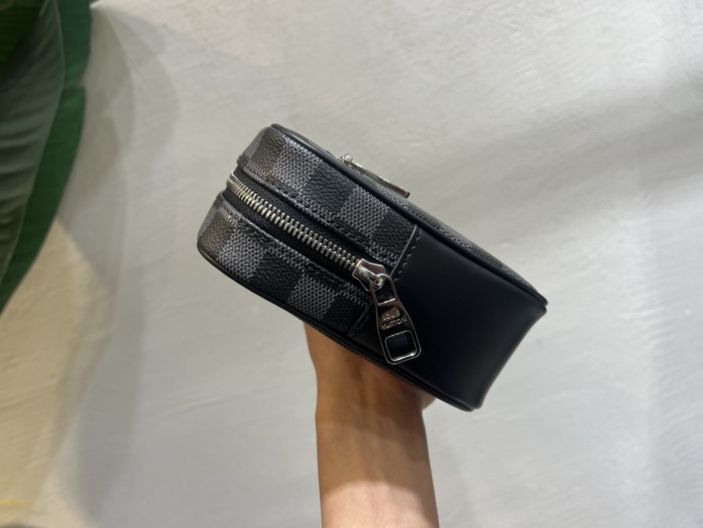 M41664 Black Check Black Flower 41663 Coffee 42838 Flower 51726 Water Wave 41663 Creme 30441 Cross 30443 Silver Wheat The Pochette Kasai clutch is shaped in a compact form in finely textured Taga leather, with the letter