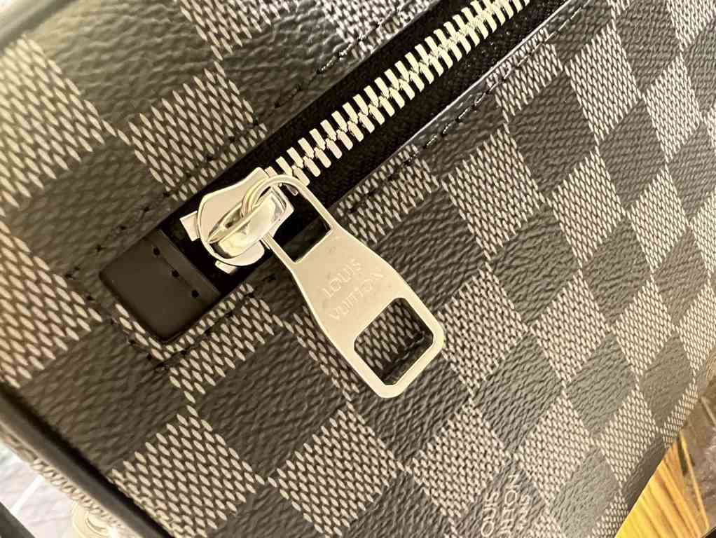 M41664 Black Check Black Flower 41663 Coffee 42838 Flower 51726 Water Wave 41663 Creme 30441 Cross 30443 Silver Wheat The Pochette Kasai clutch is shaped in a compact form in finely textured Taga leather, with the letter