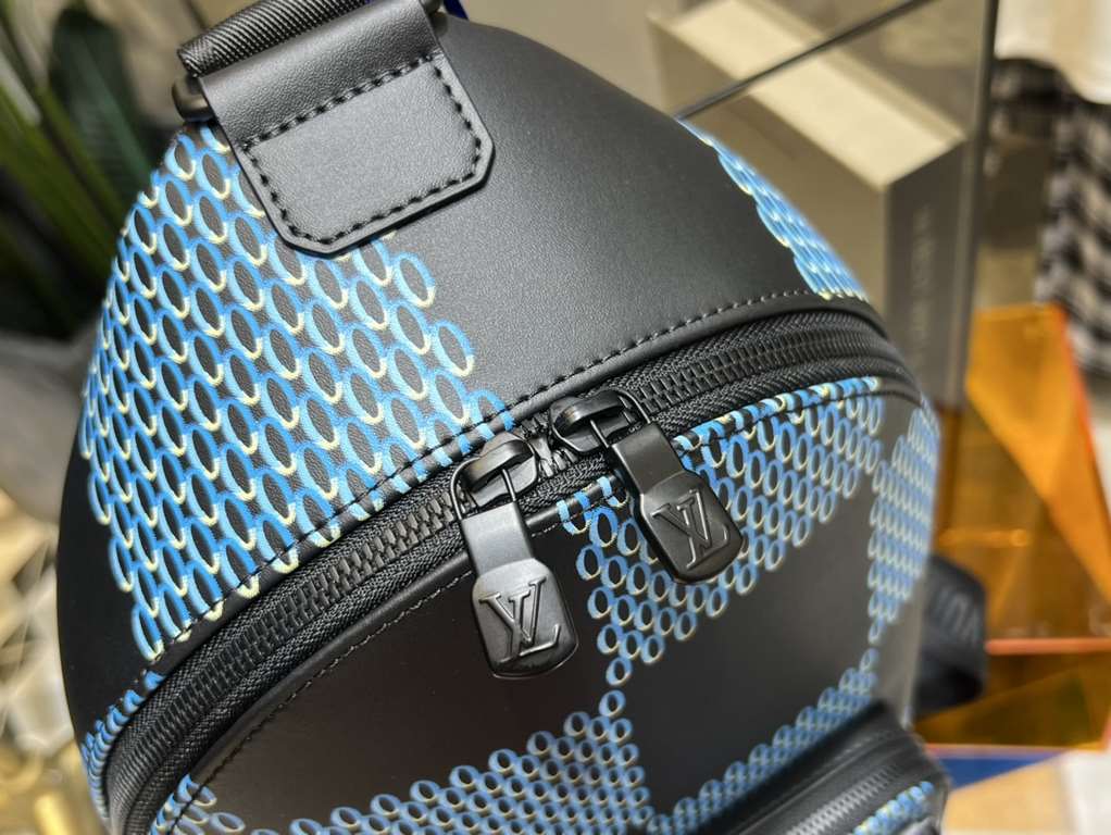 M46107 RACER SHOULDER BAG WITH BLUE PRINT The Racer shoulder bag is an on-trend bag that unleashes the Damier Spray element. Louis Vuitton's iconic Damier pattern is enlarged to create a 3D effect. Compact enough to fit 